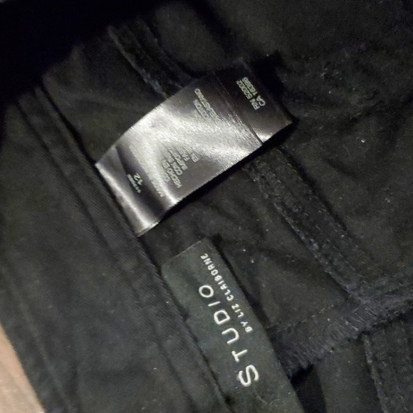 Studio by liz Claiborne size 12 black cropped pants - Picture 2 of 2